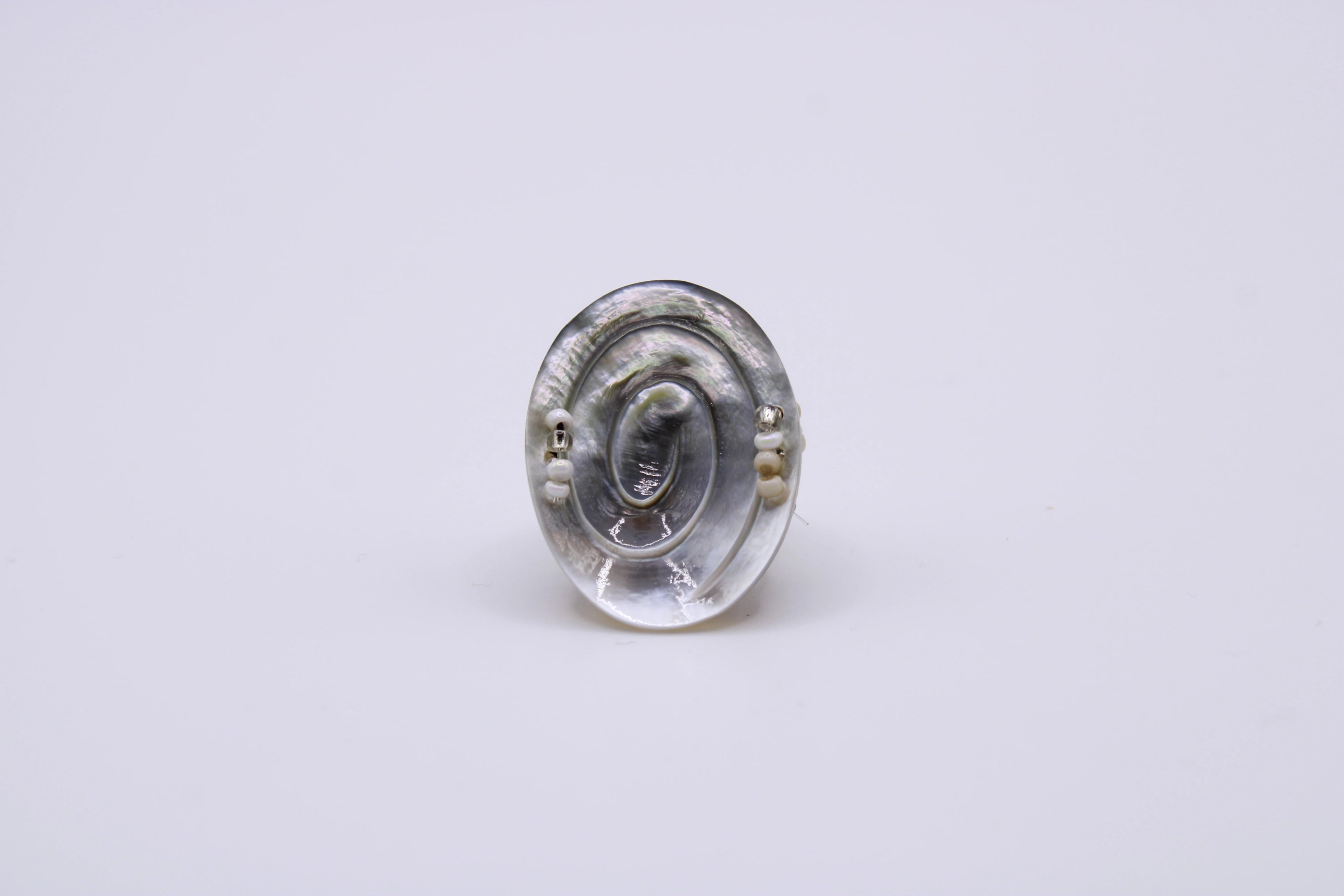 Anello Luce – Anello in madreperla lavorata a mano Surya