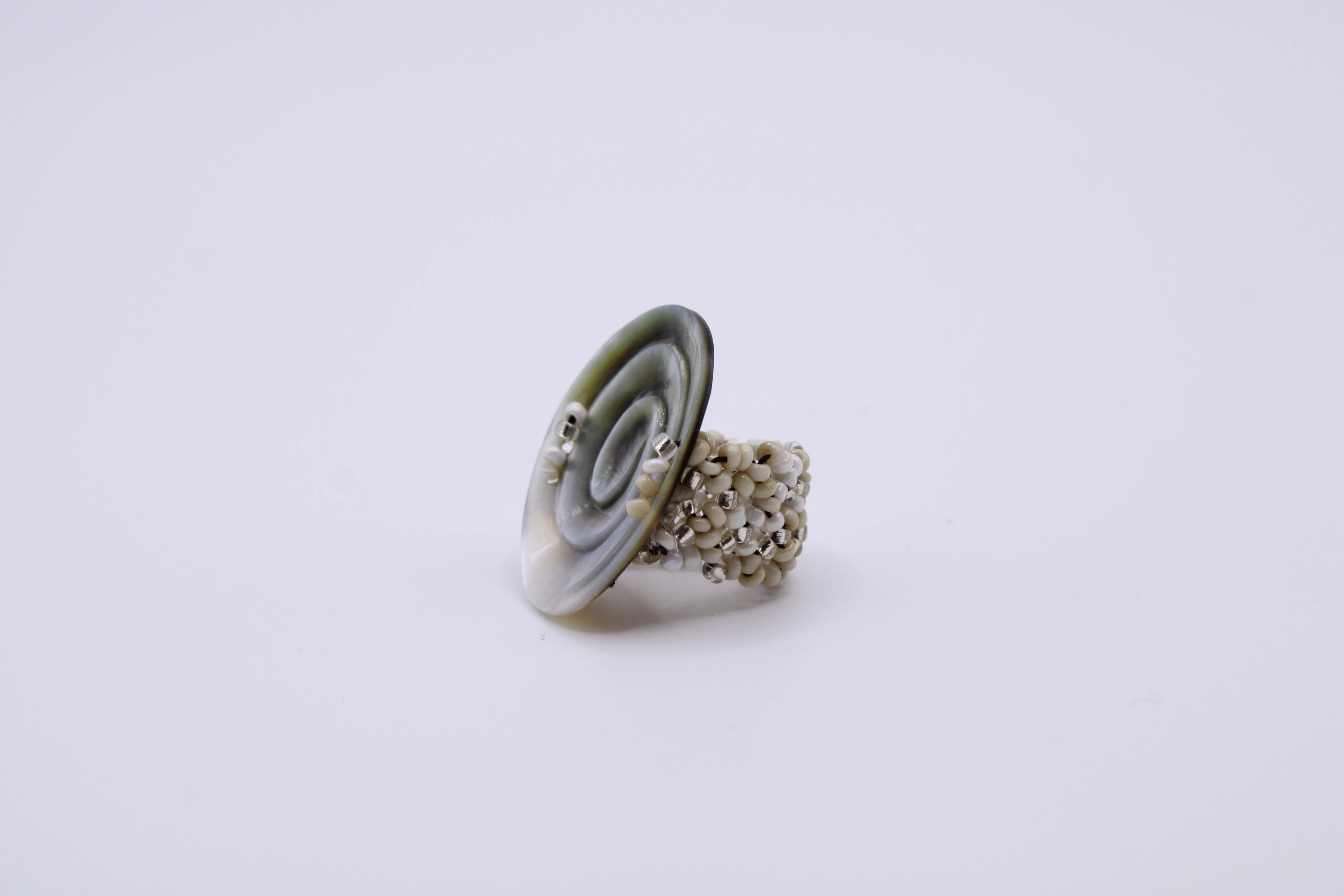 Anello Luce – Anello in madreperla lavorata a mano Surya