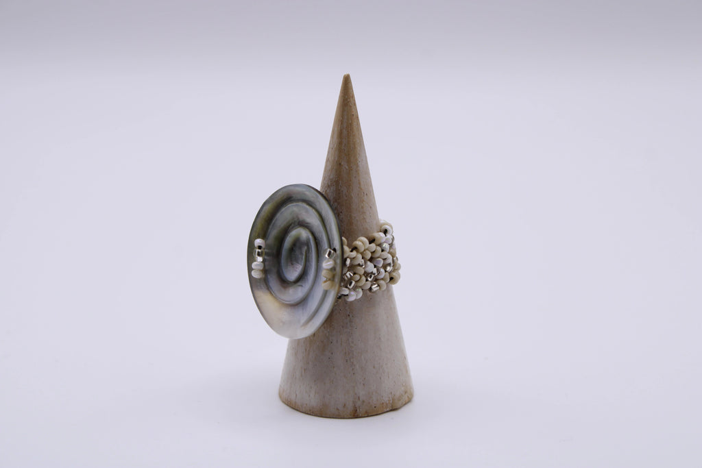Anello Luce – Anello in madreperla lavorata a mano Surya