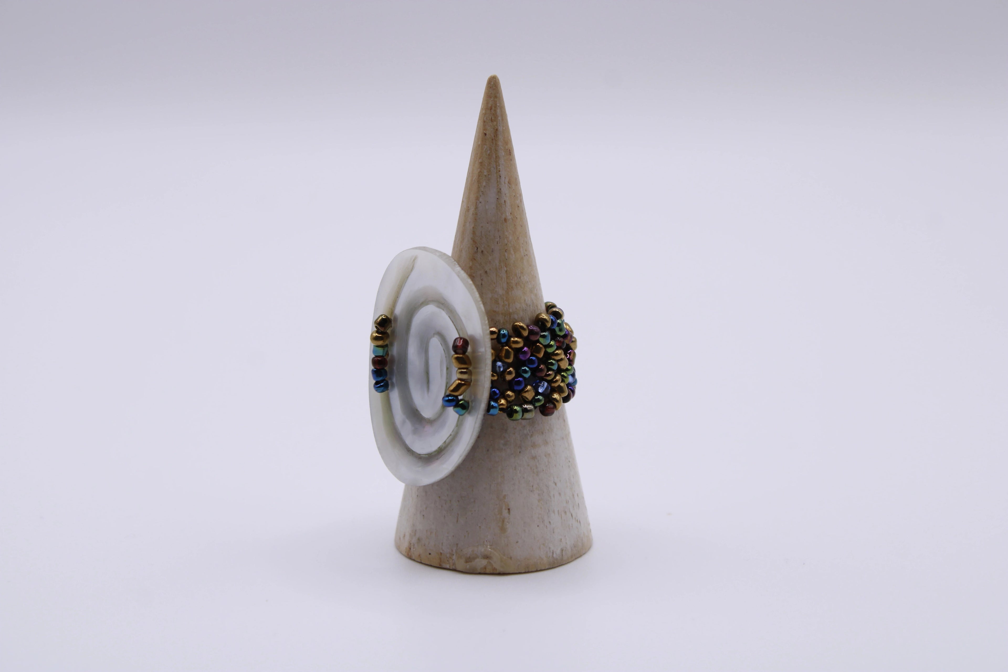 Anello Luce – Anello in madreperla lavorata a mano Surya