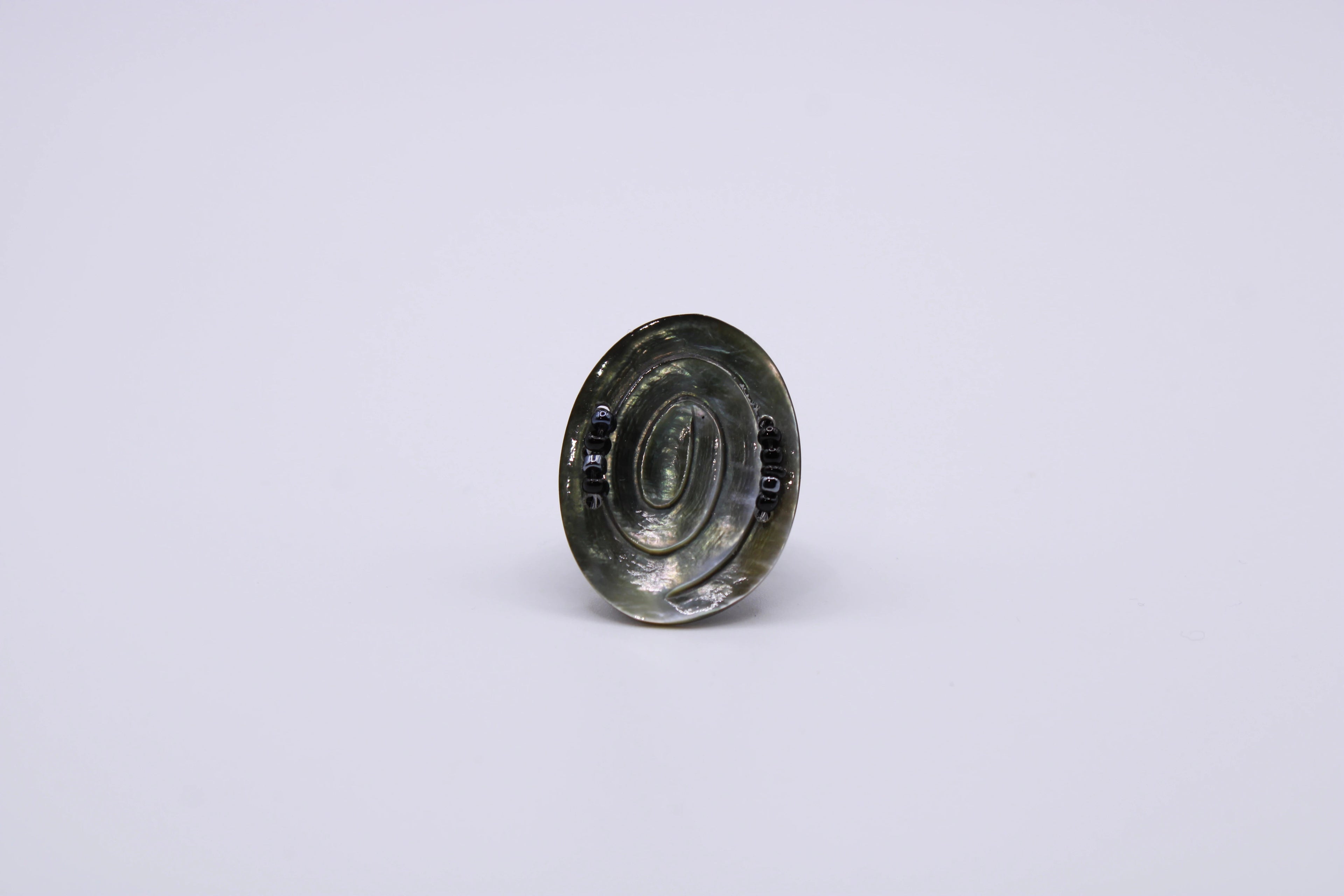 Anello Luce – Anello in madreperla lavorata a mano Surya