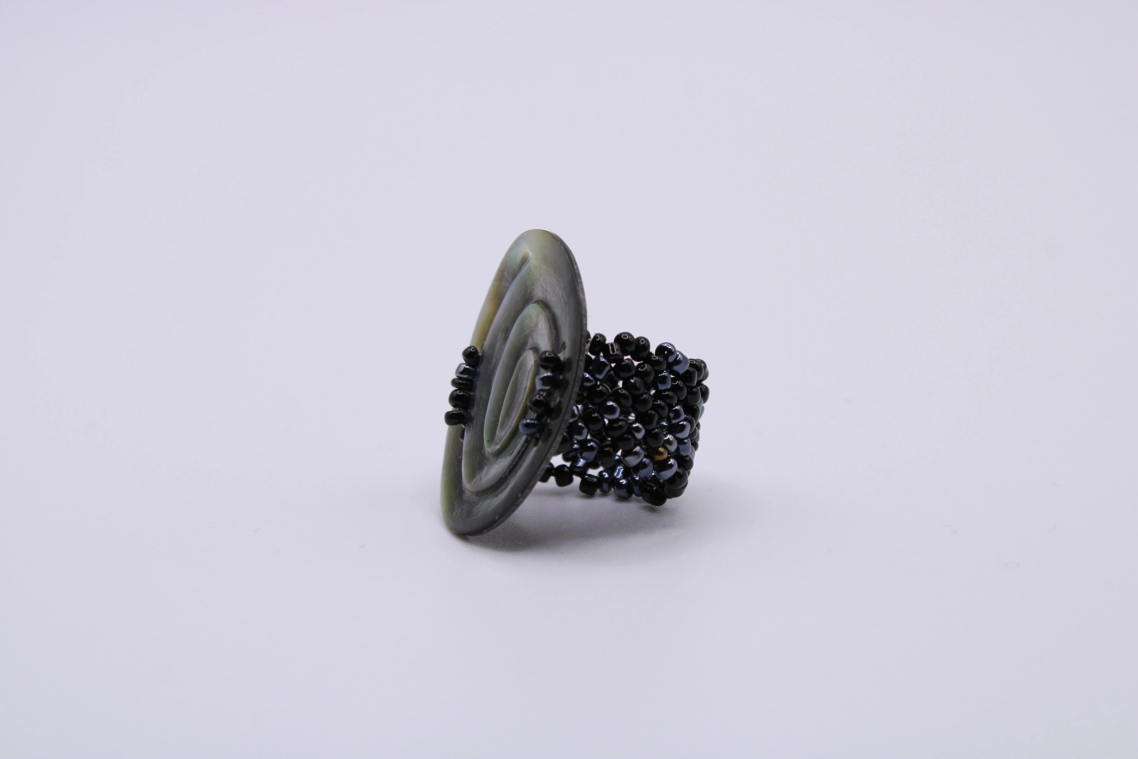 Anello Luce – Anello in madreperla lavorata a mano Surya