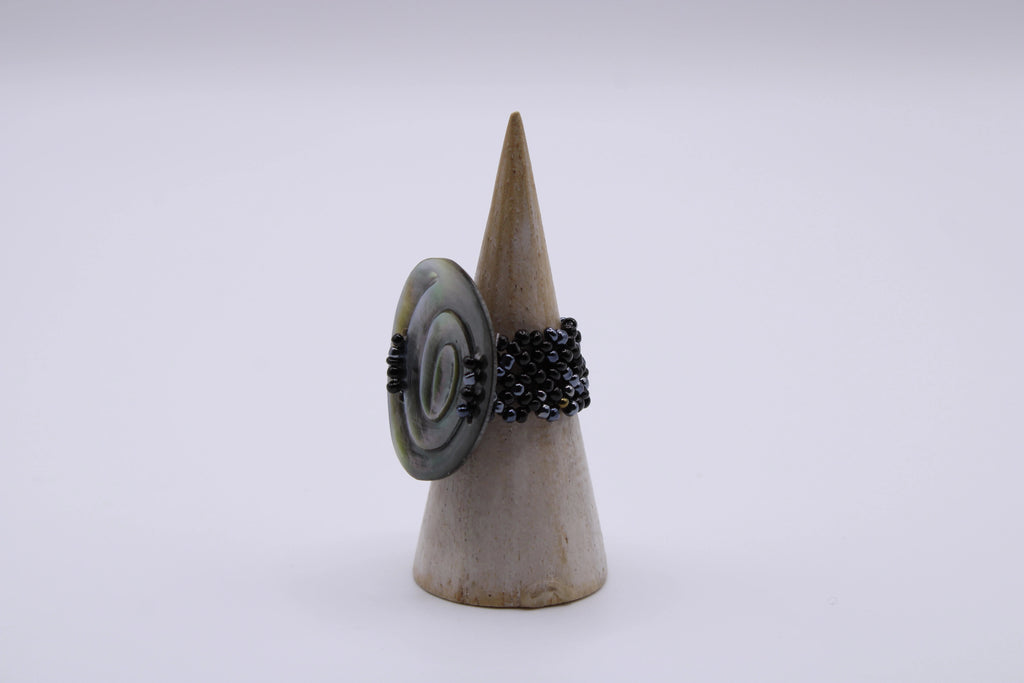 Anello Luce – Anello in madreperla lavorata a mano Surya