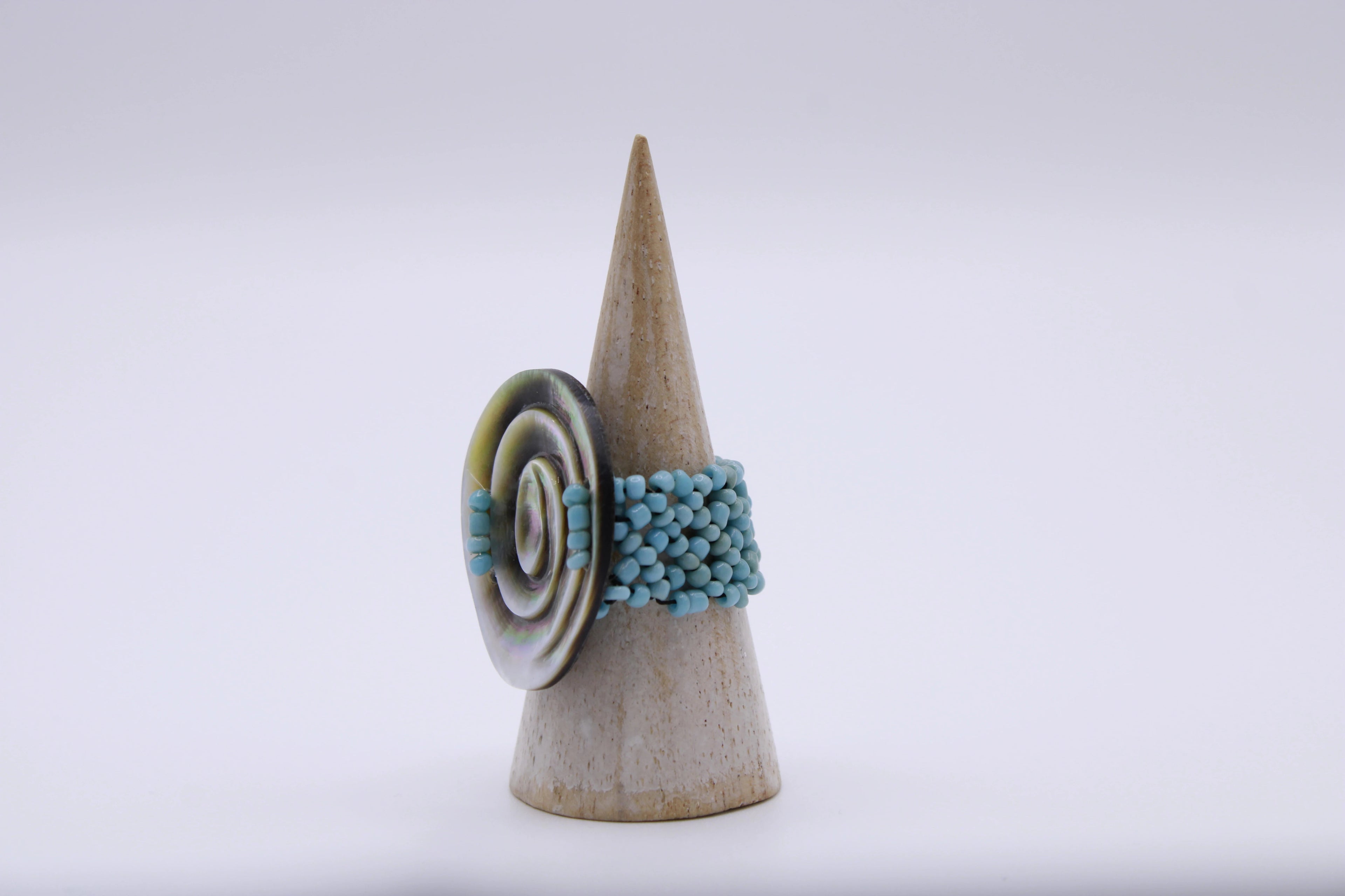 Anello Luce – Anello in madreperla lavorata a mano Surya