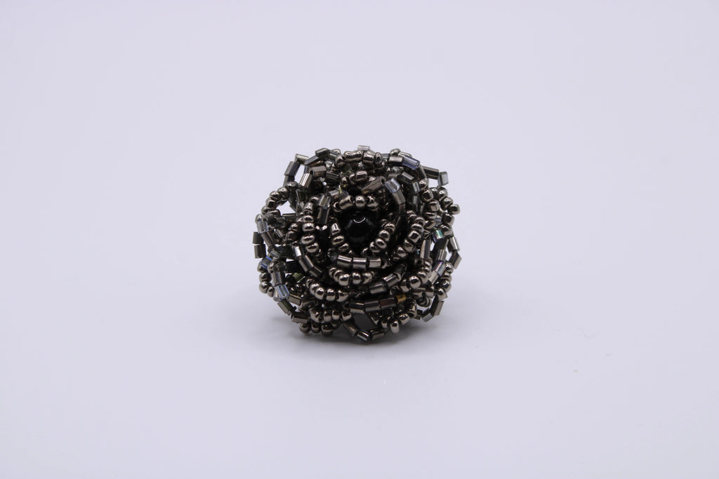 Anello Rosa – Anello in perline con struttura floreale Surya