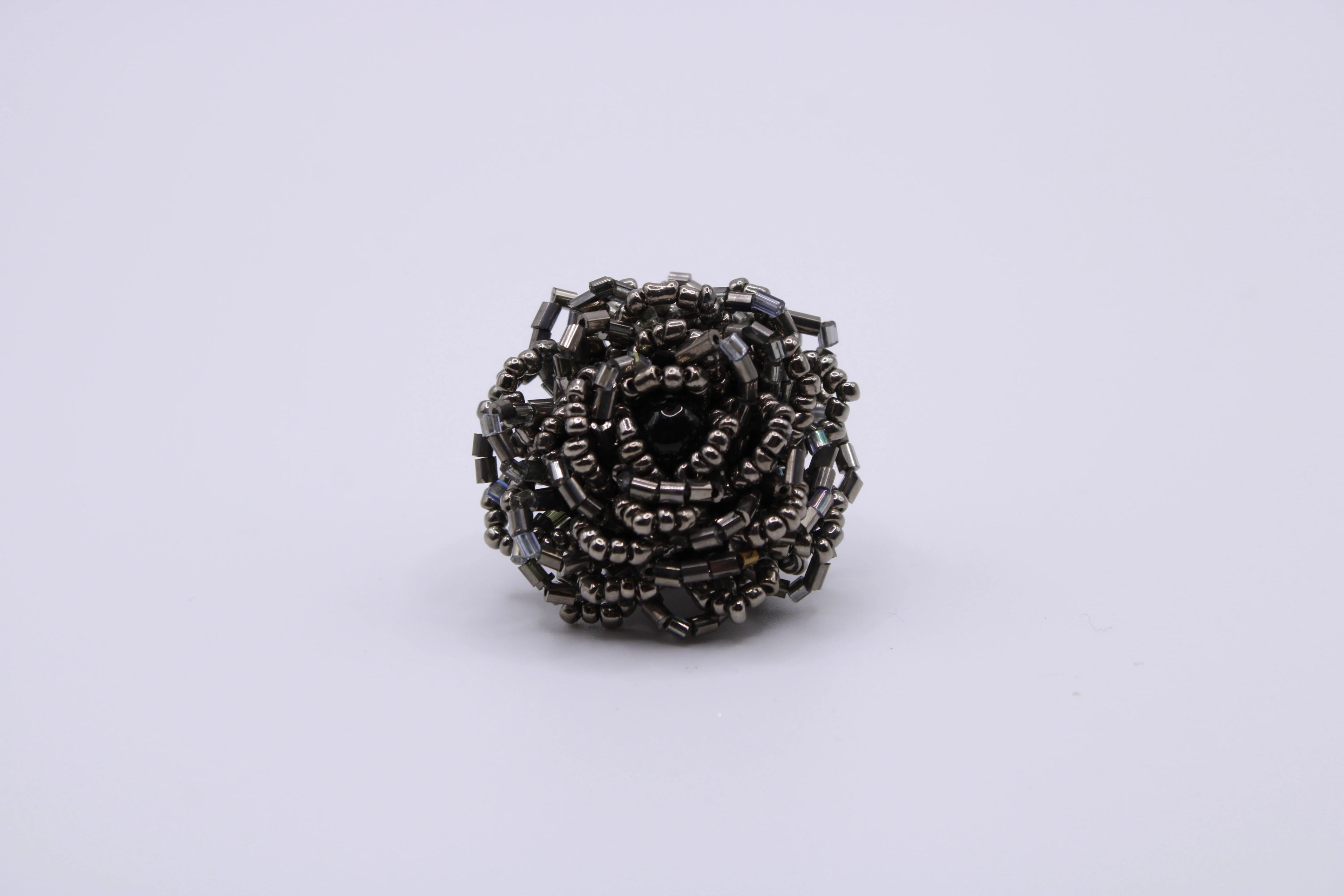 Anello Rosa – Anello in perline con struttura floreale Surya