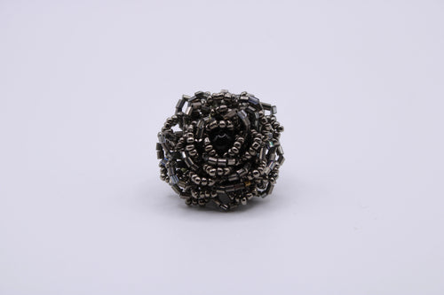 Anello Rosa – Anello in perline con struttura floreale Surya