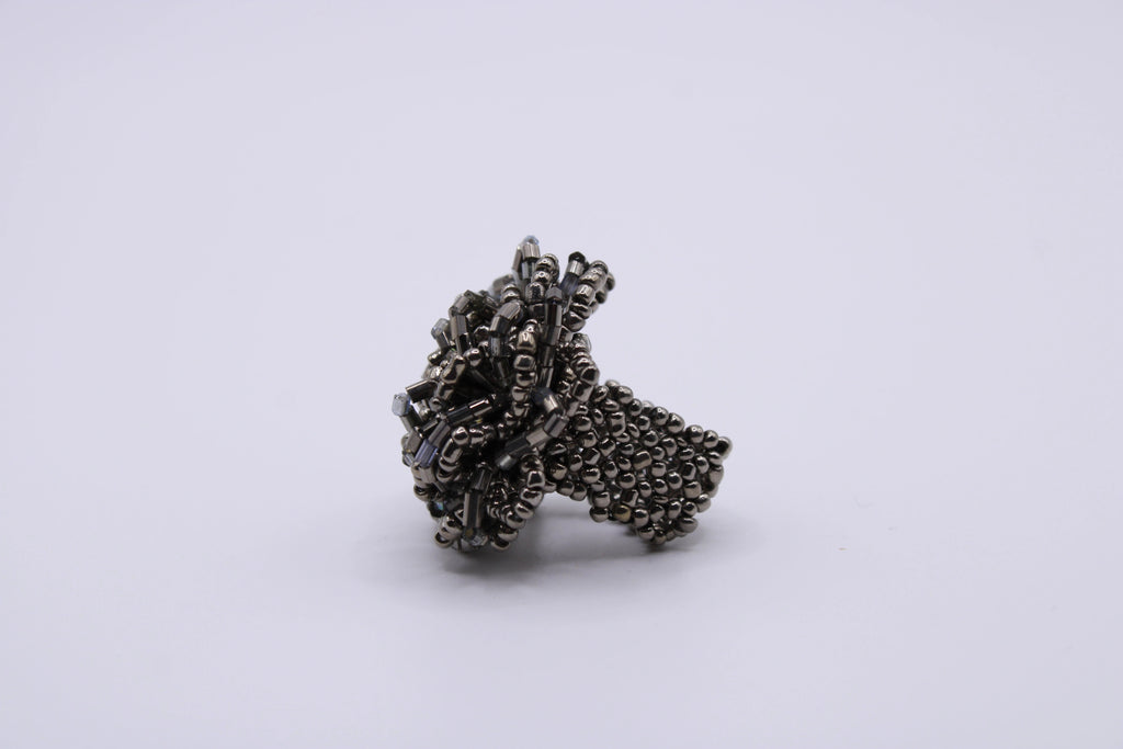 Anello Rosa – Anello in perline con struttura floreale Surya