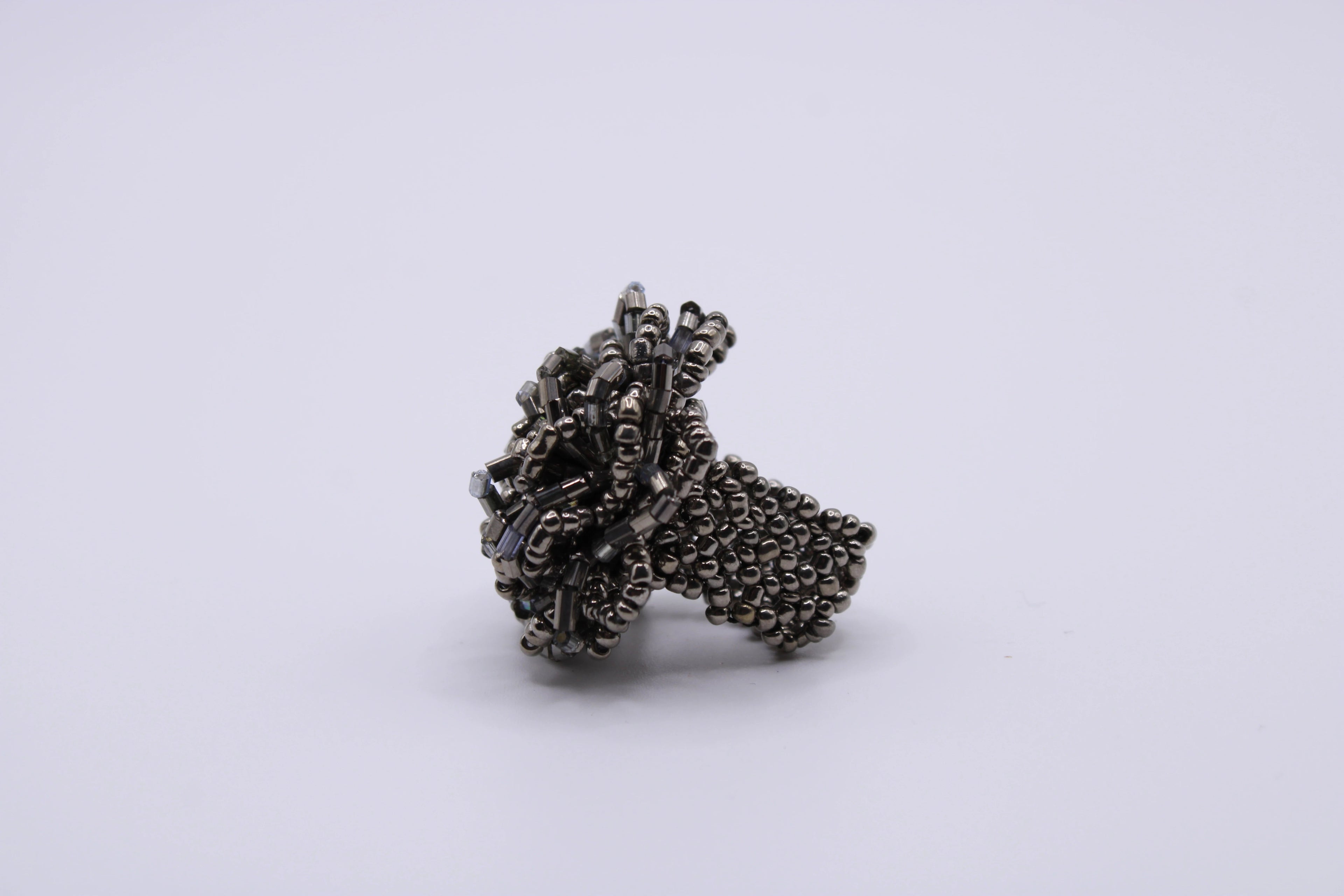 Anello Rosa – Anello in perline con struttura floreale Surya