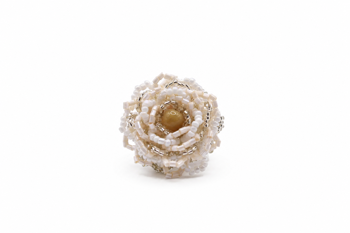 Anello Rosa – Anello in perline con struttura floreale Surya