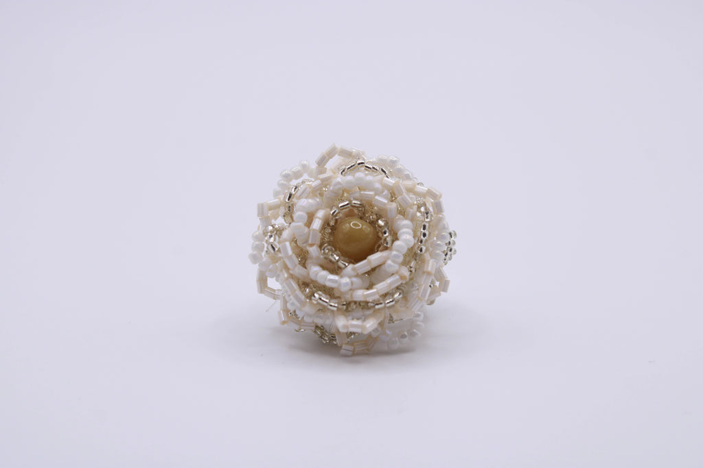 Anello Rosa – Anello in perline con struttura floreale Surya