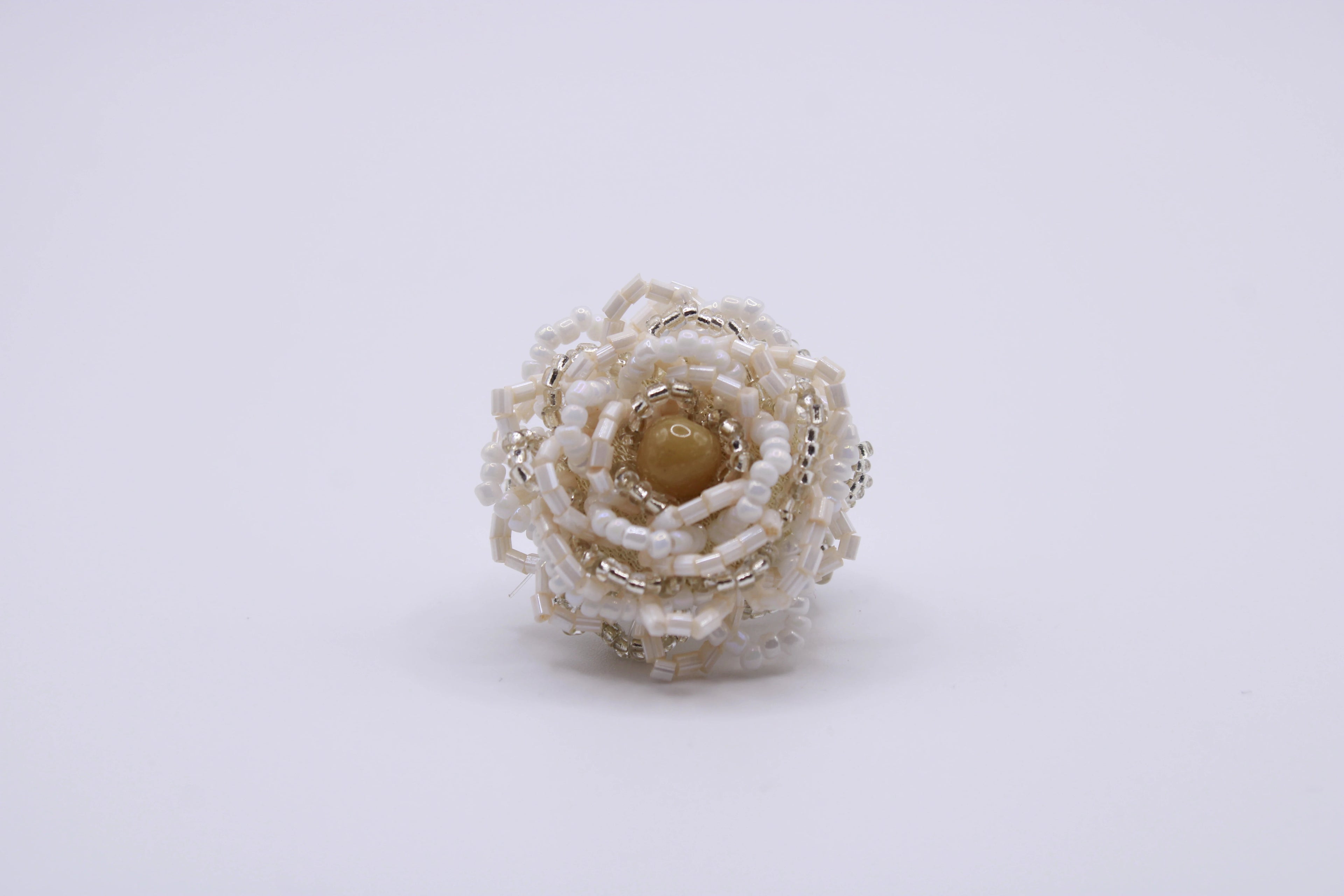 Anello Rosa – Anello in perline con struttura floreale Surya