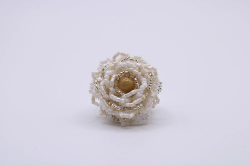 Anello Rosa – Anello in perline con struttura floreale Surya
