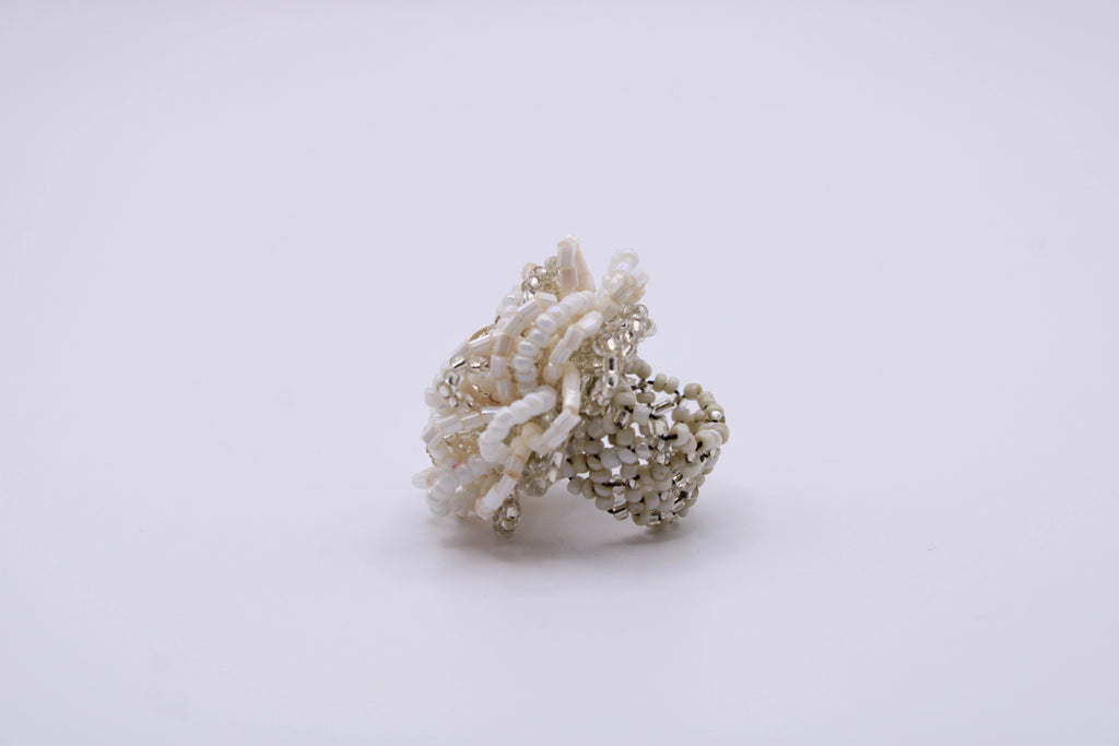 Anello Rosa – Anello in perline con struttura floreale Surya