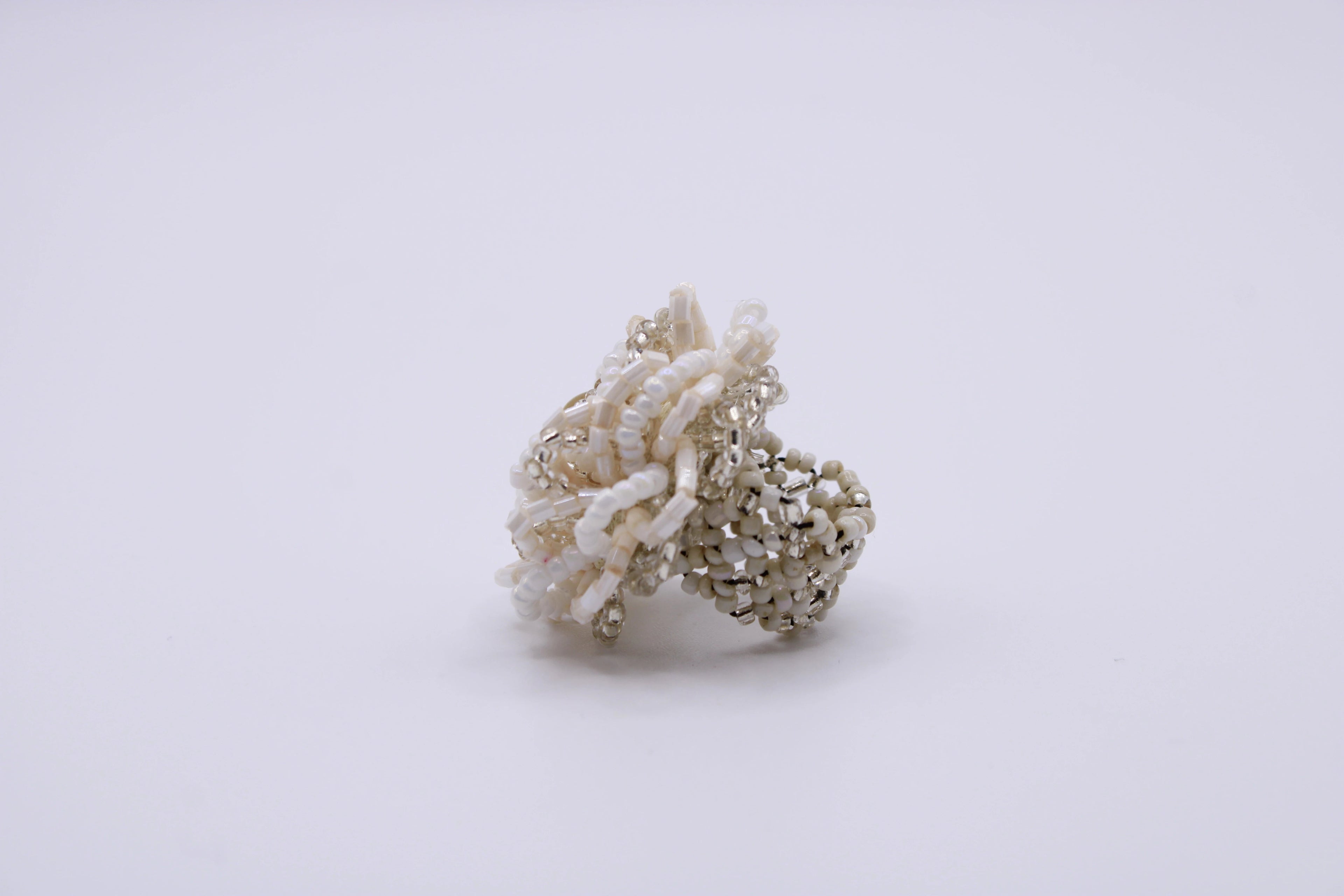 Anello Rosa – Anello in perline con struttura floreale Surya