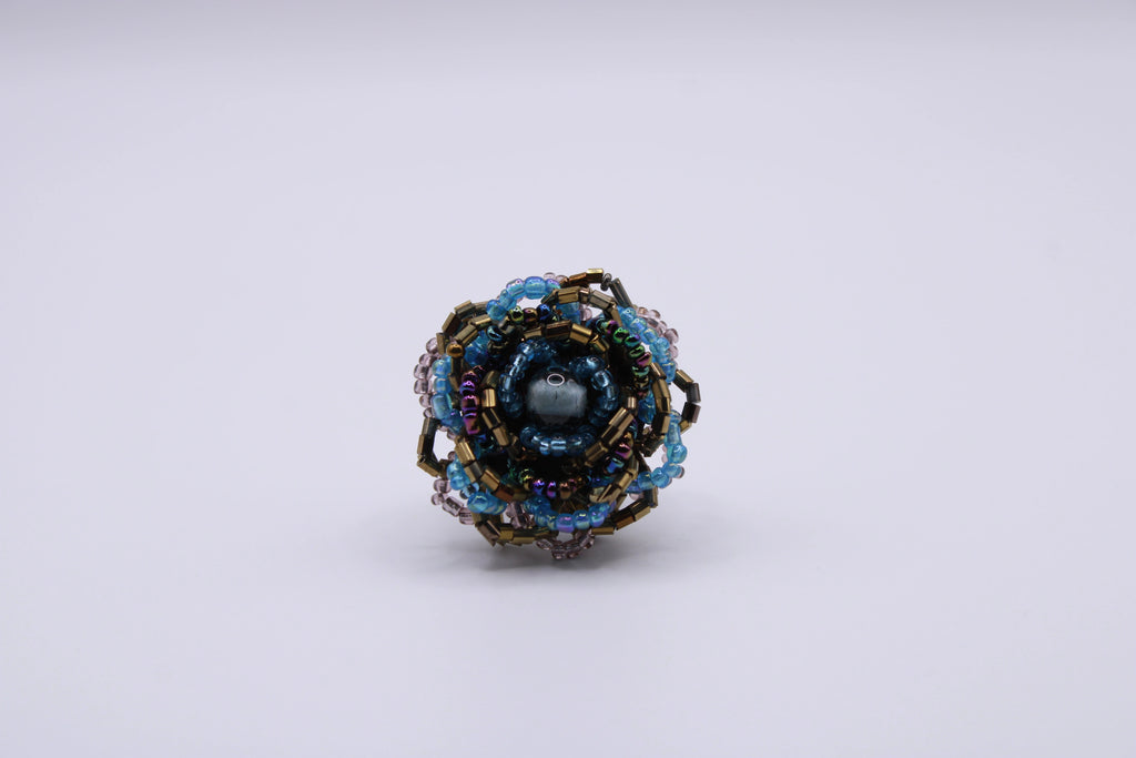 Anello Rosa – Anello in perline con struttura floreale Surya