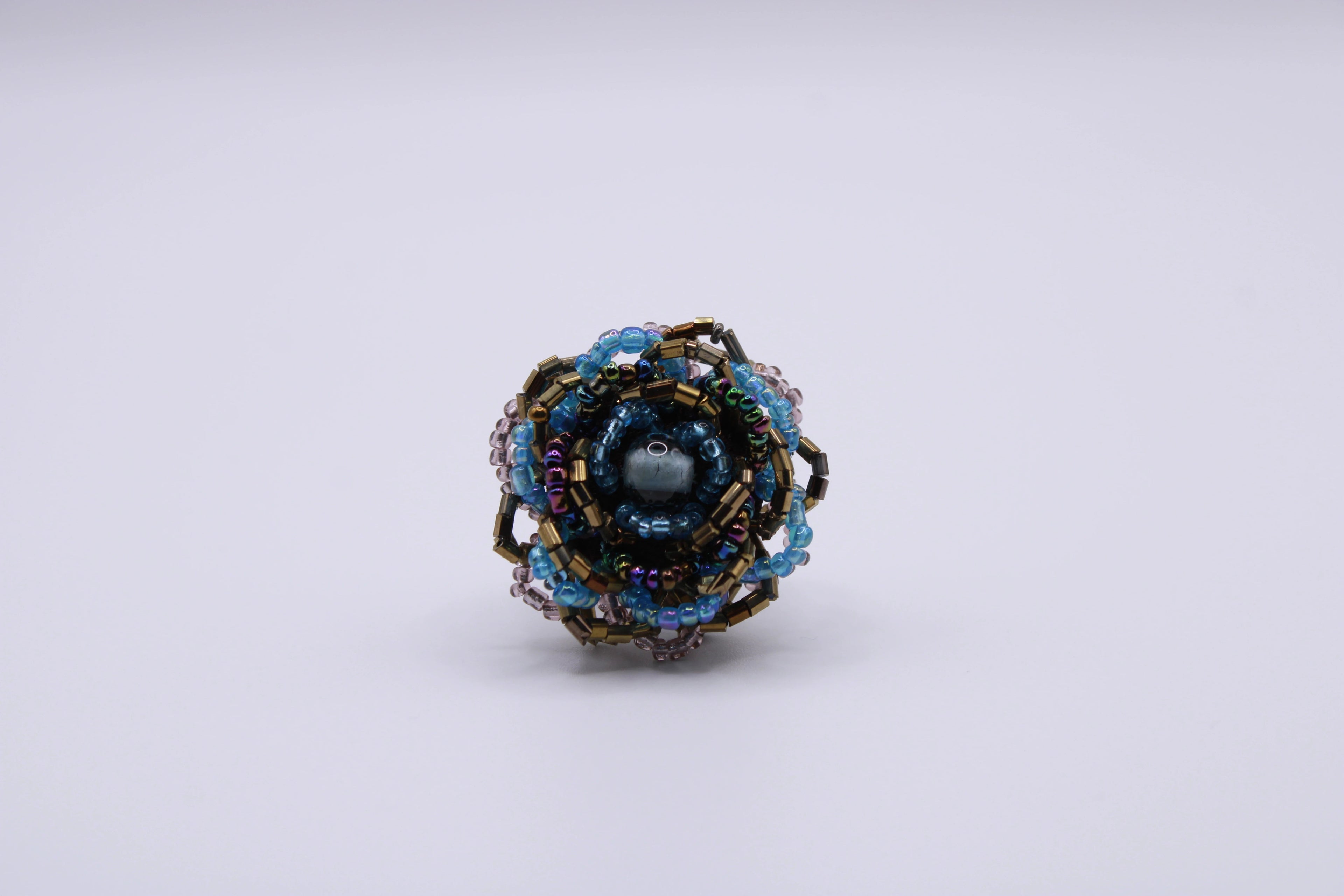Anello Rosa – Anello in perline con struttura floreale Surya