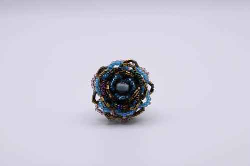 Anello Rosa – Anello in perline con struttura floreale Surya