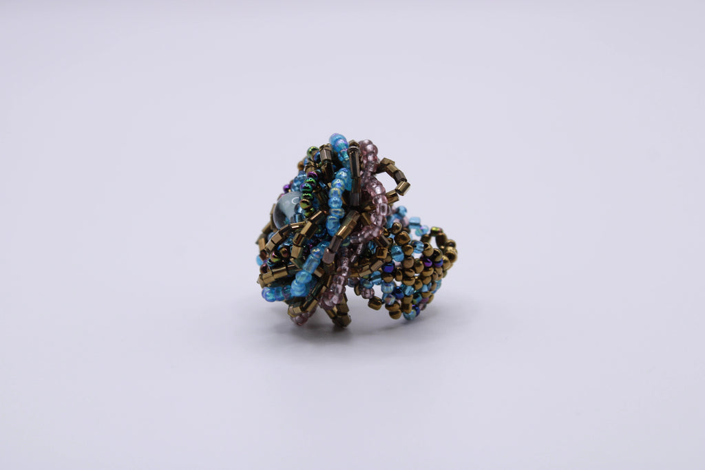 Anello Rosa – Anello in perline con struttura floreale Surya