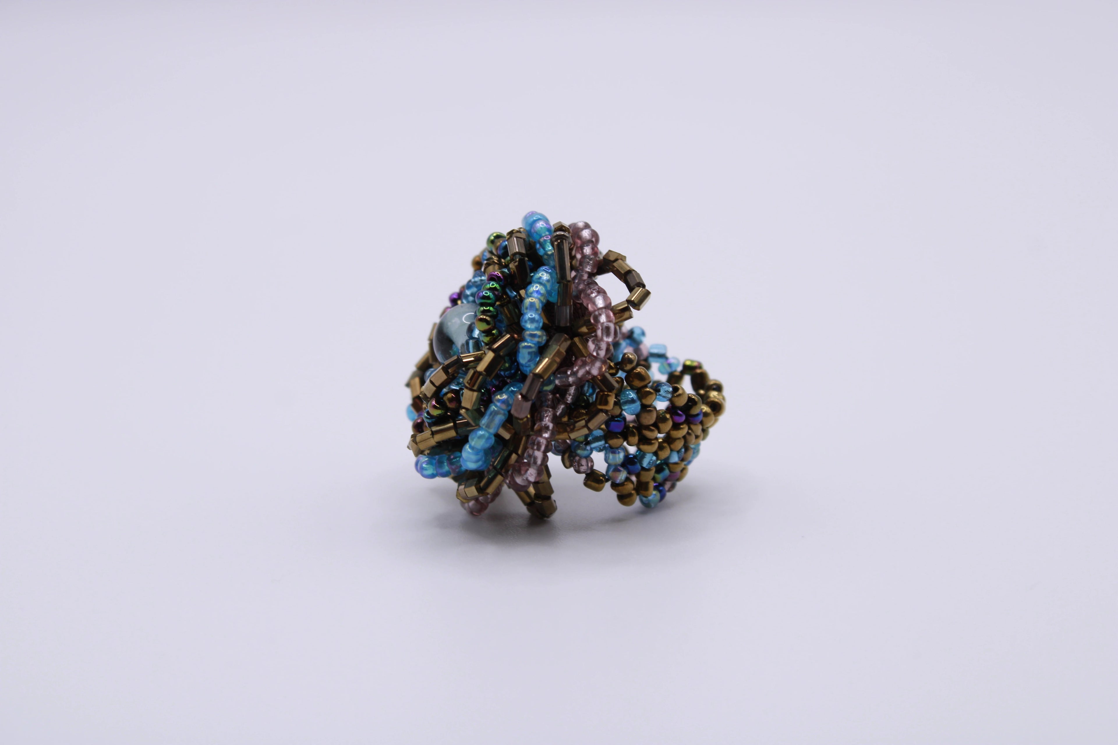 Anello Rosa – Anello in perline con struttura floreale Surya