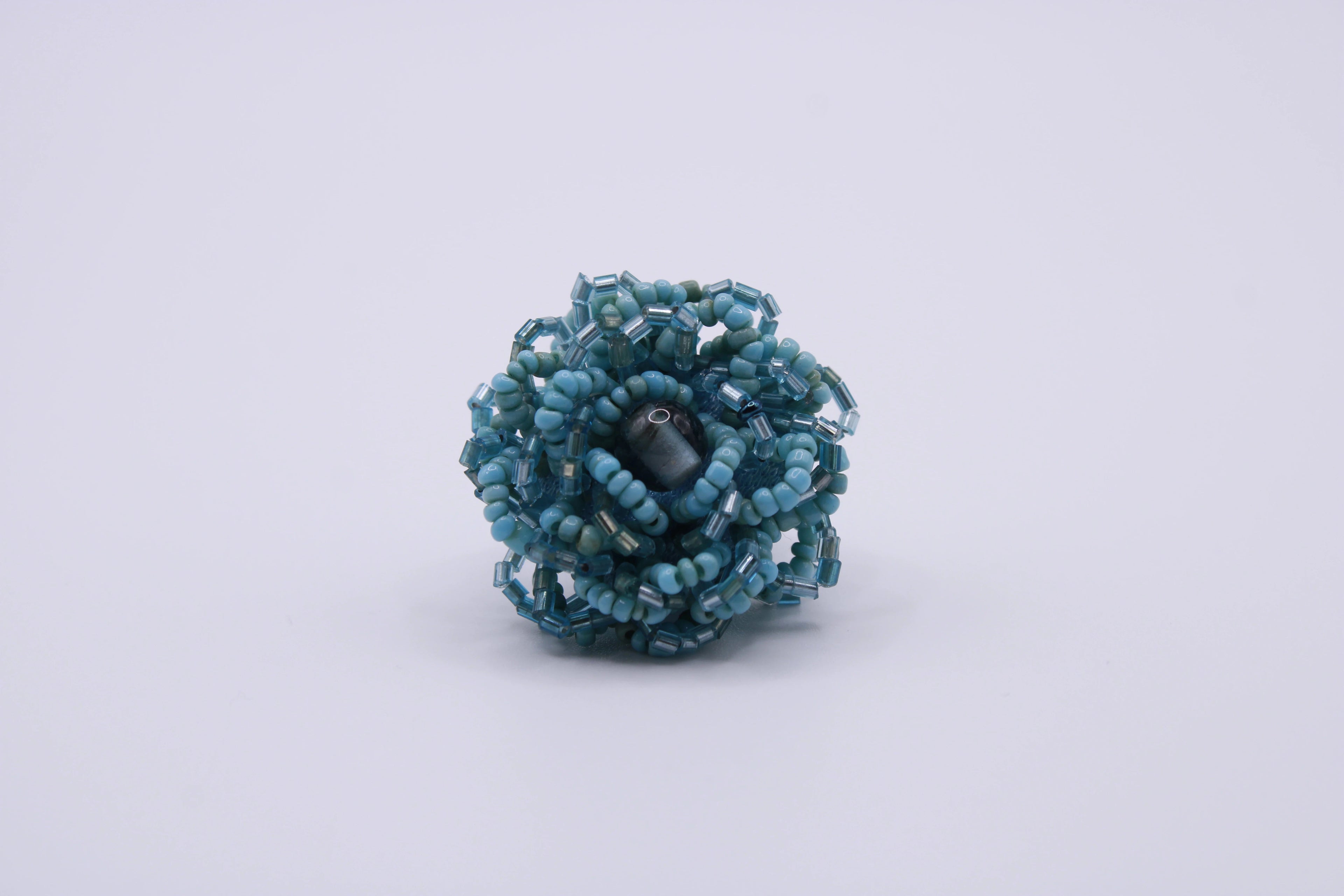Anello Rosa – Anello in perline con struttura floreale Surya