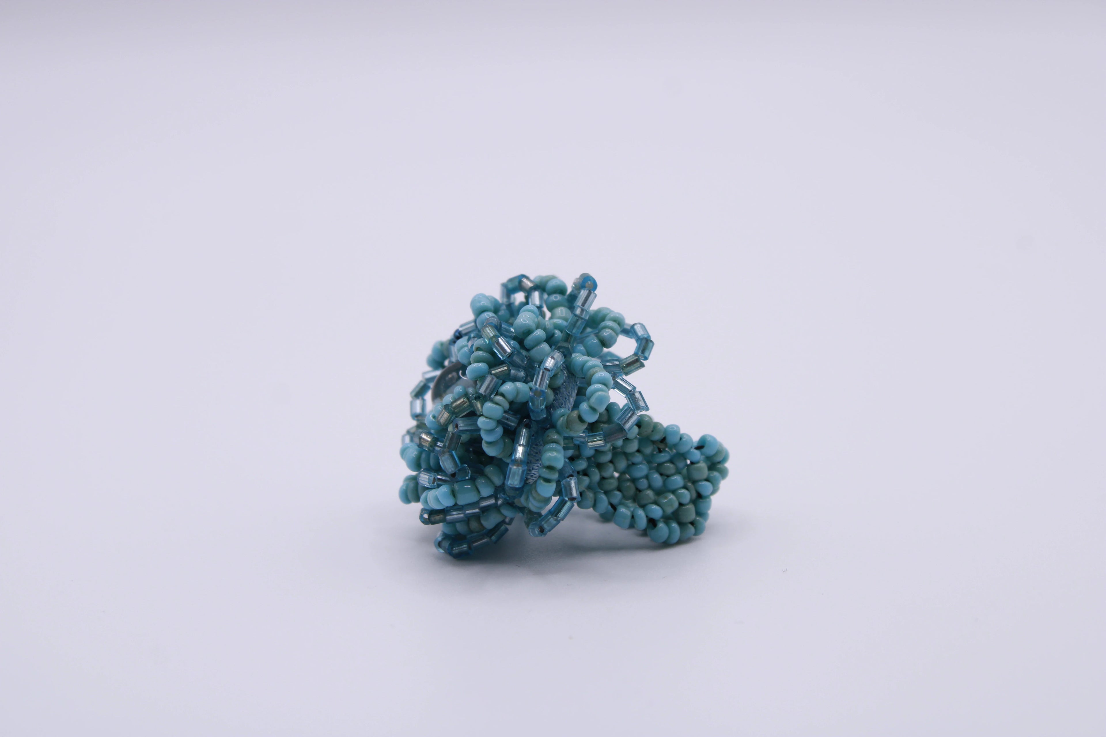 Anello Rosa – Anello in perline con struttura floreale Surya