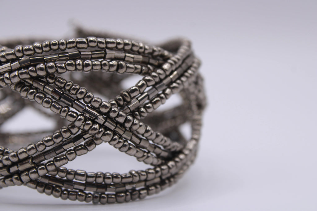 Bracciale Intreccio – Bracciale rigido in perline intrecciate a mano Surya