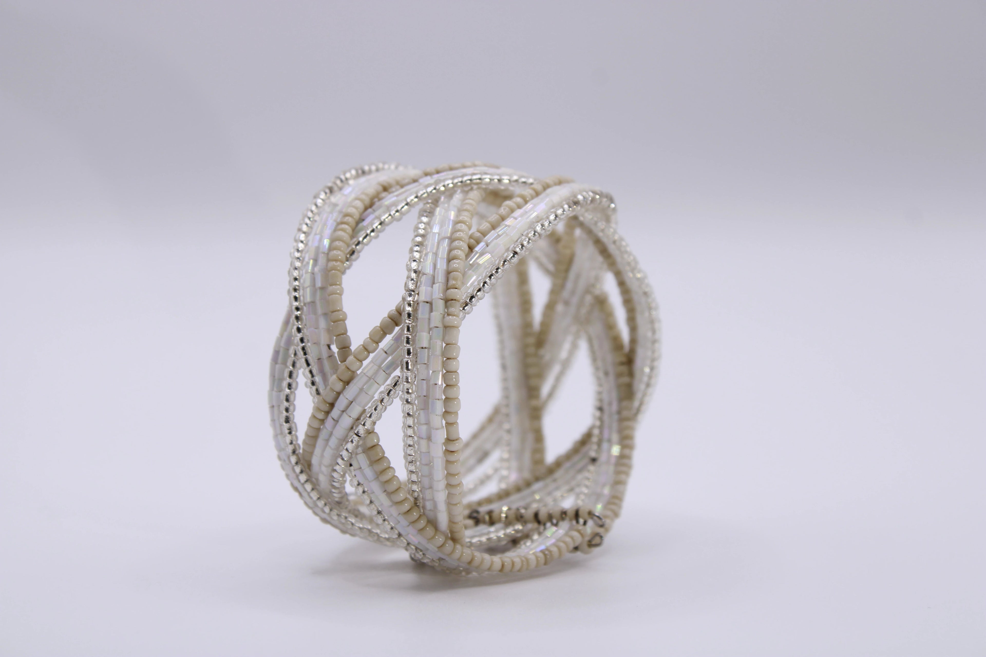 Bracciale Intreccio – Bracciale rigido in perline intrecciate a mano Surya