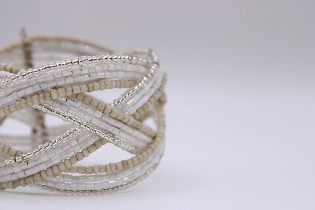Bracciale Intreccio – Bracciale rigido in perline intrecciate a mano Surya