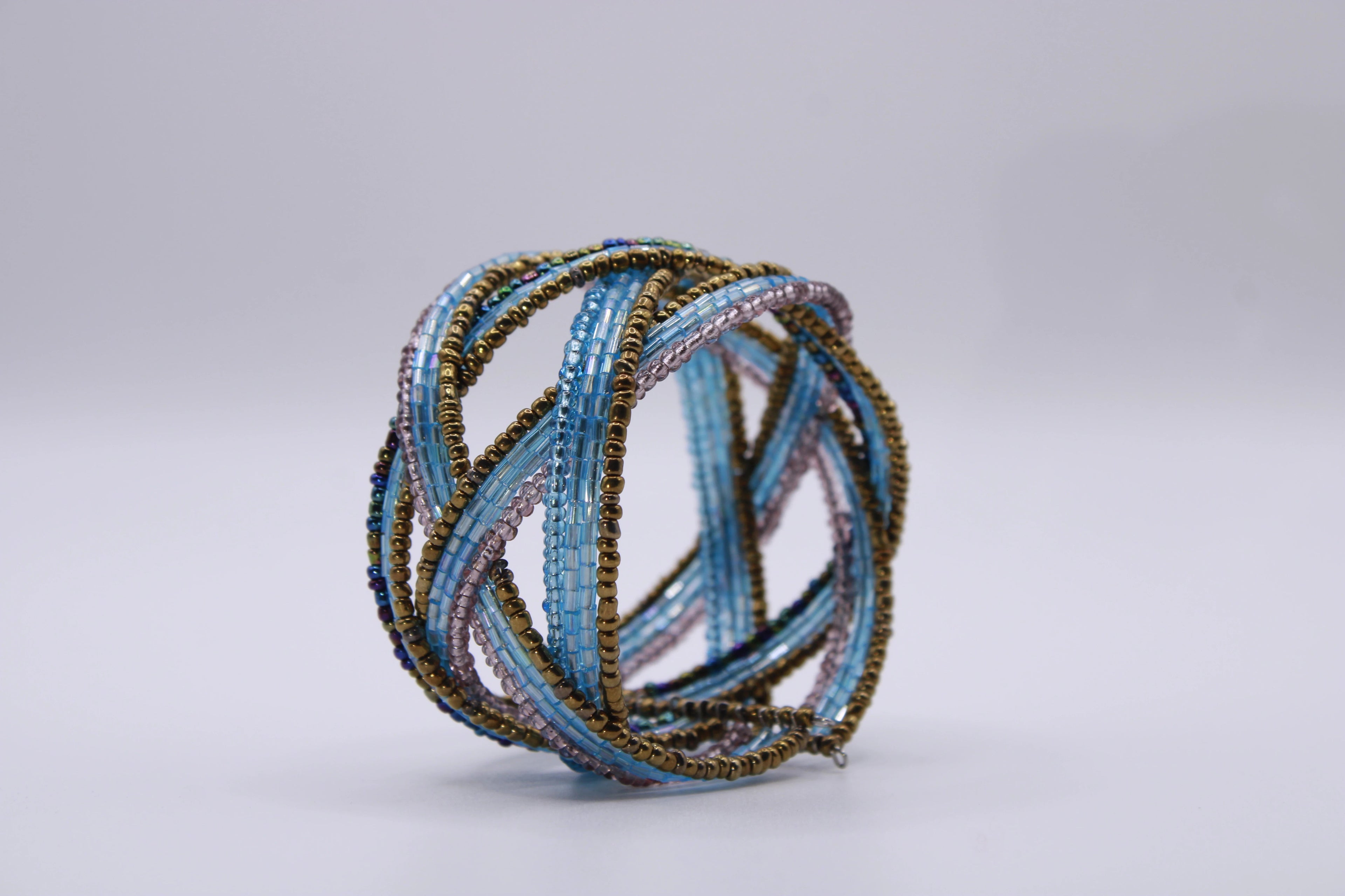 Bracciale Intreccio – Bracciale rigido in perline intrecciate a mano Surya