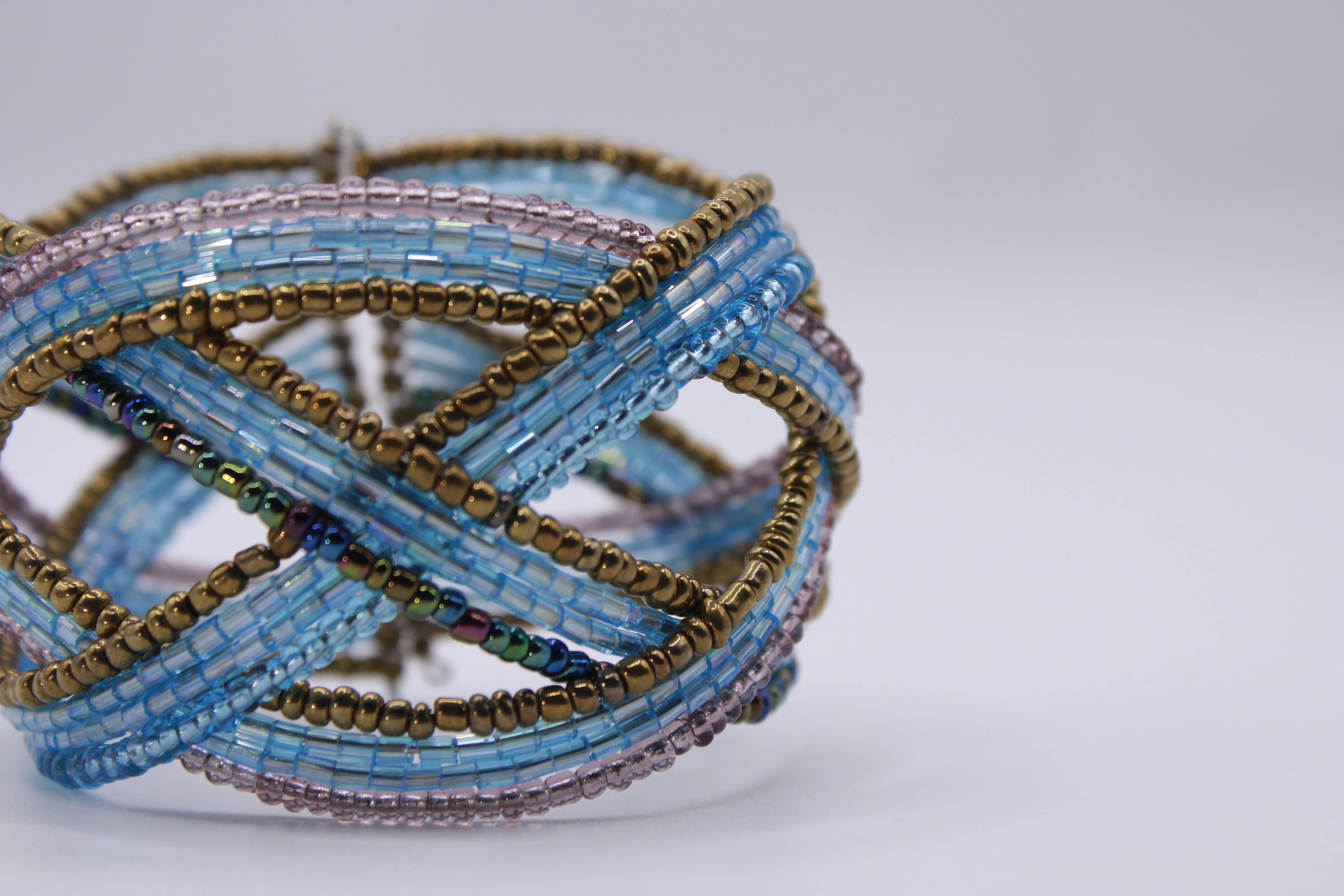 Bracciale Intreccio – Bracciale rigido in perline intrecciate a mano Surya