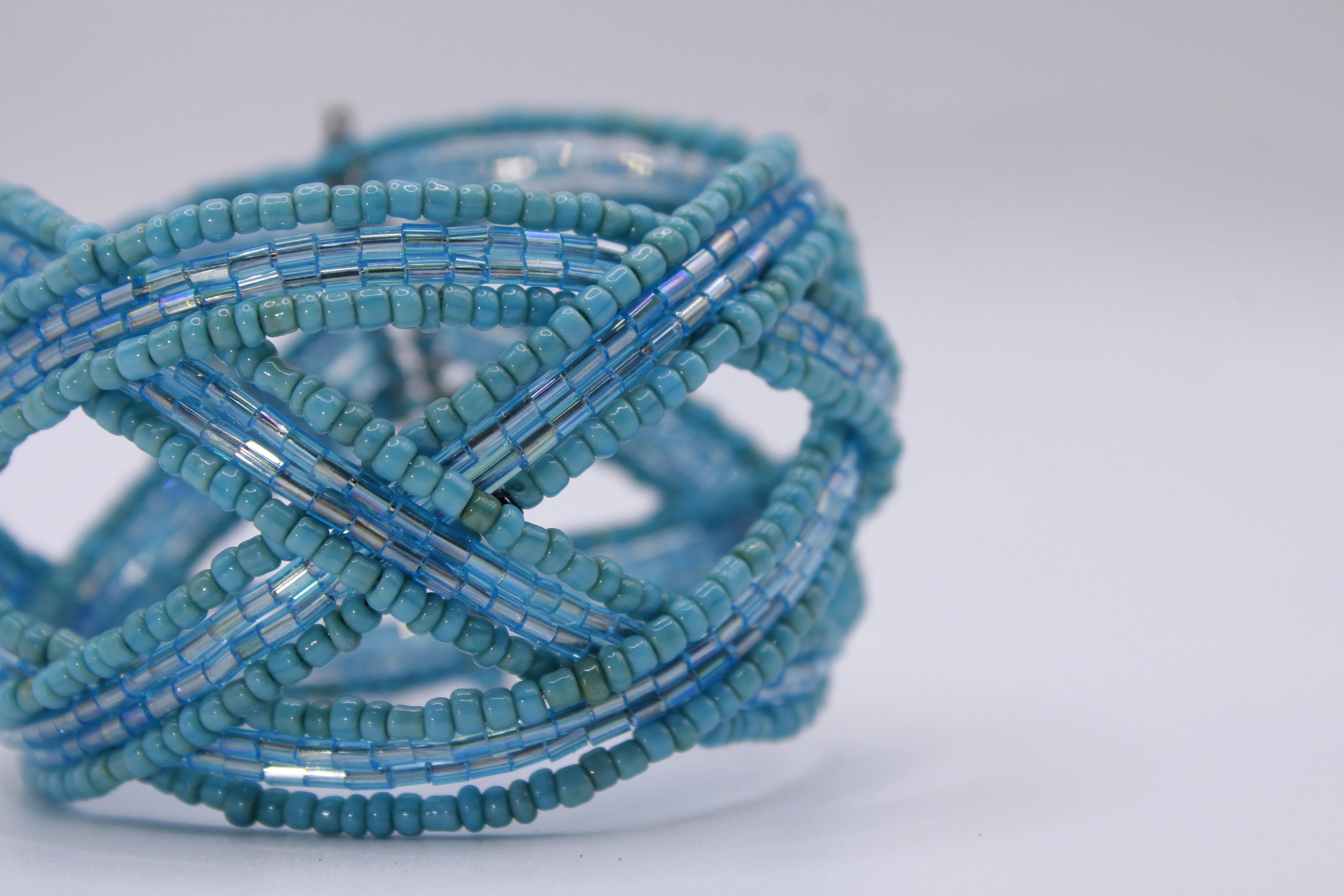 Bracciale Intreccio – Bracciale rigido in perline intrecciate a mano Surya