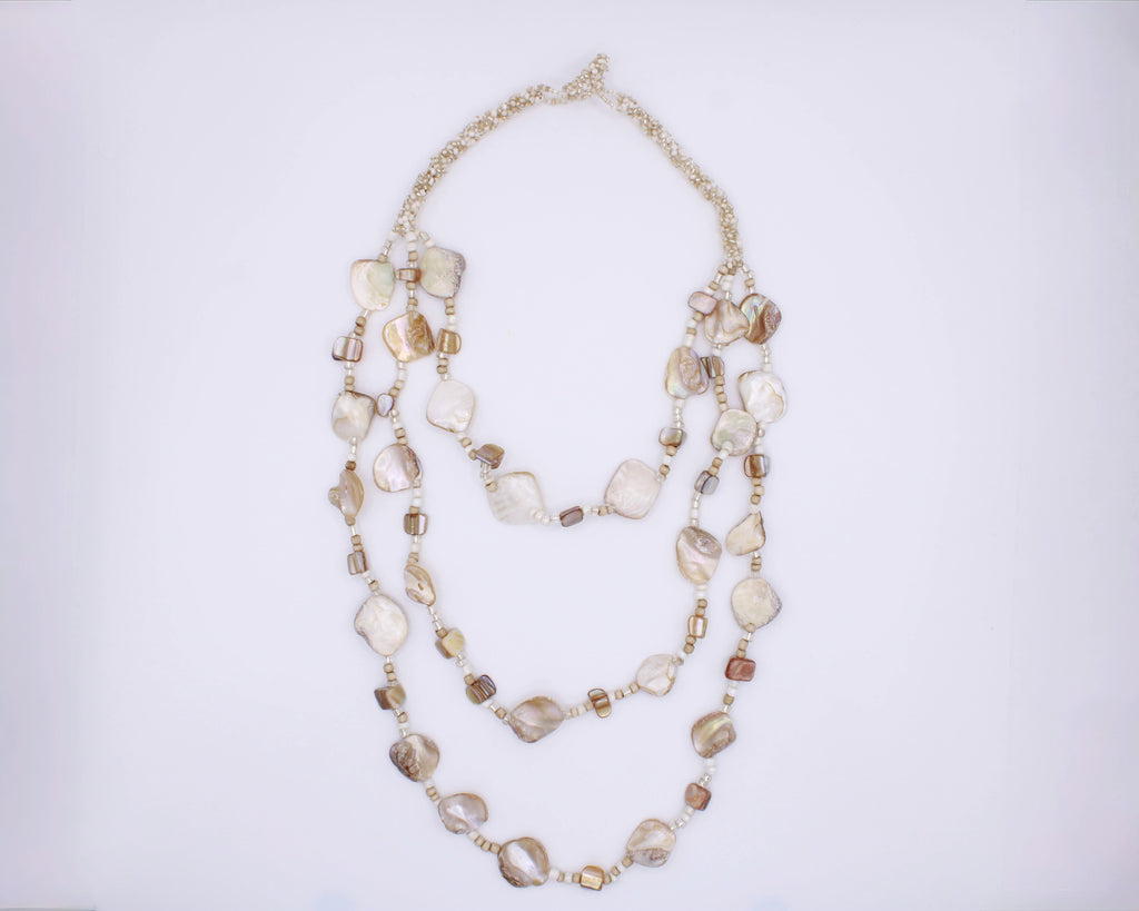 Collana Essenza – Collana multifilo in perline e madreperla Surya