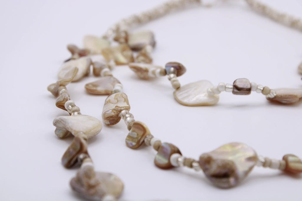 Collana Essenza – Collana multifilo in perline e madreperla Surya