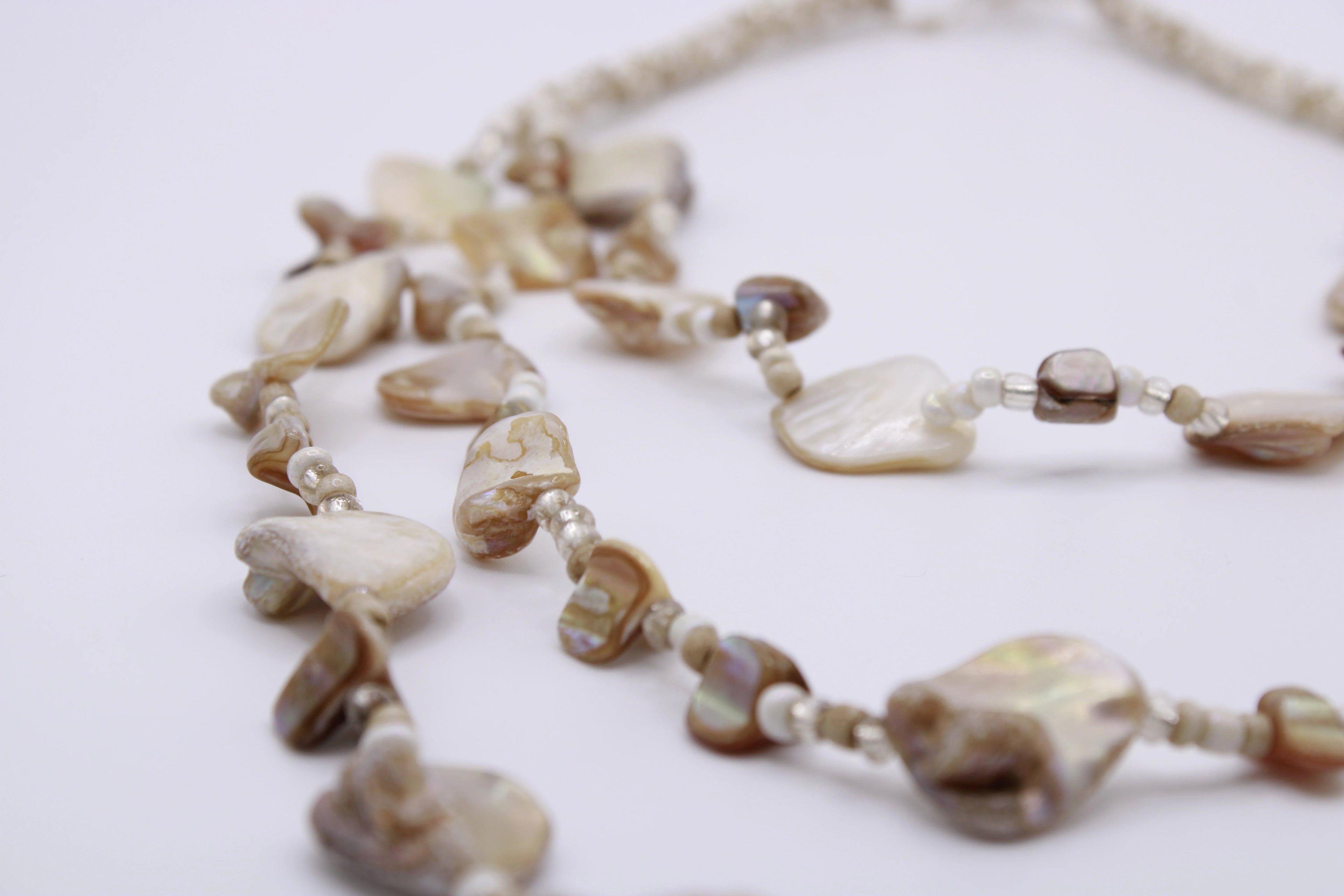 Collana Essenza – Collana multifilo in perline e madreperla Surya