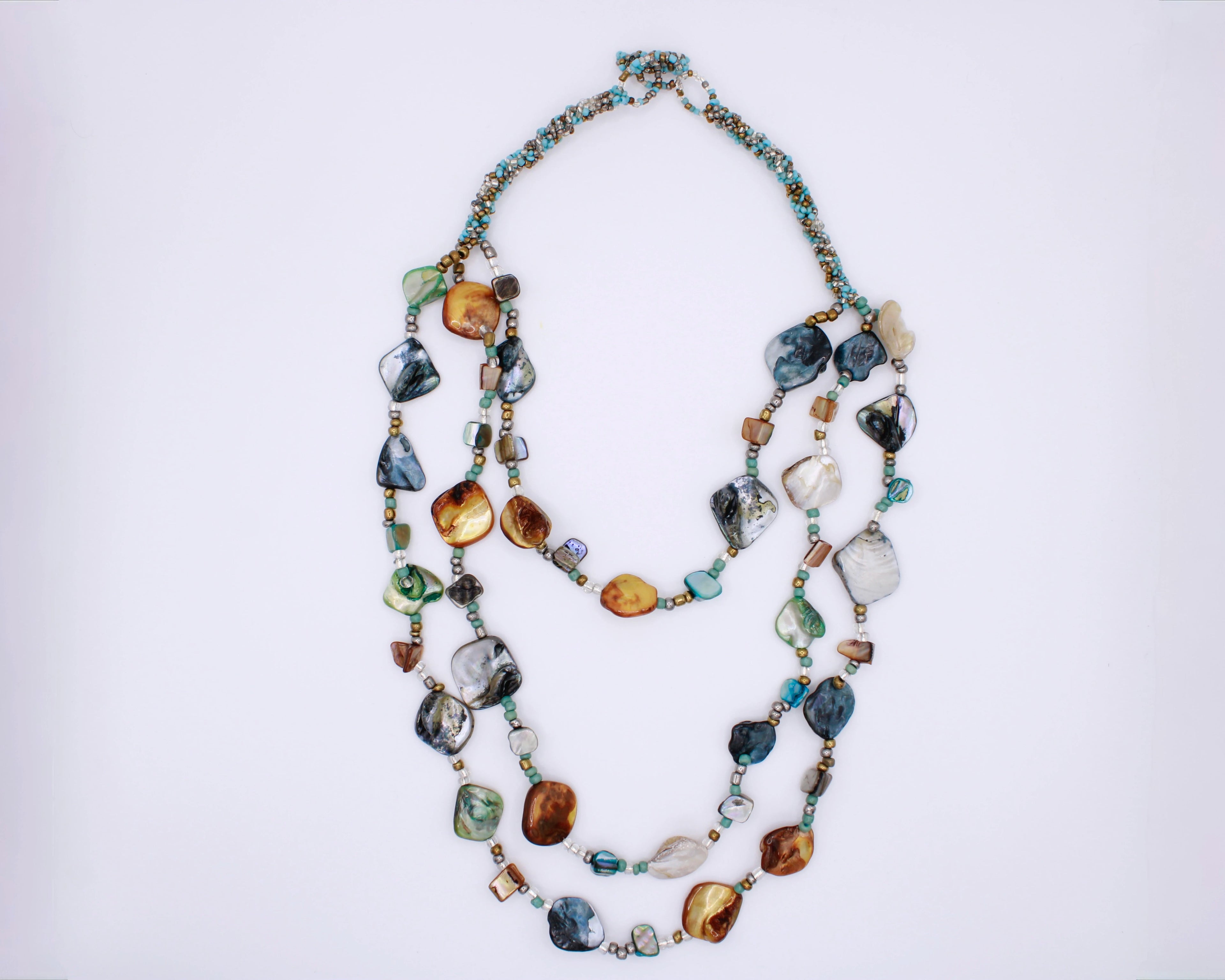 Collana Essenza – Collana multifilo in perline e madreperla Surya