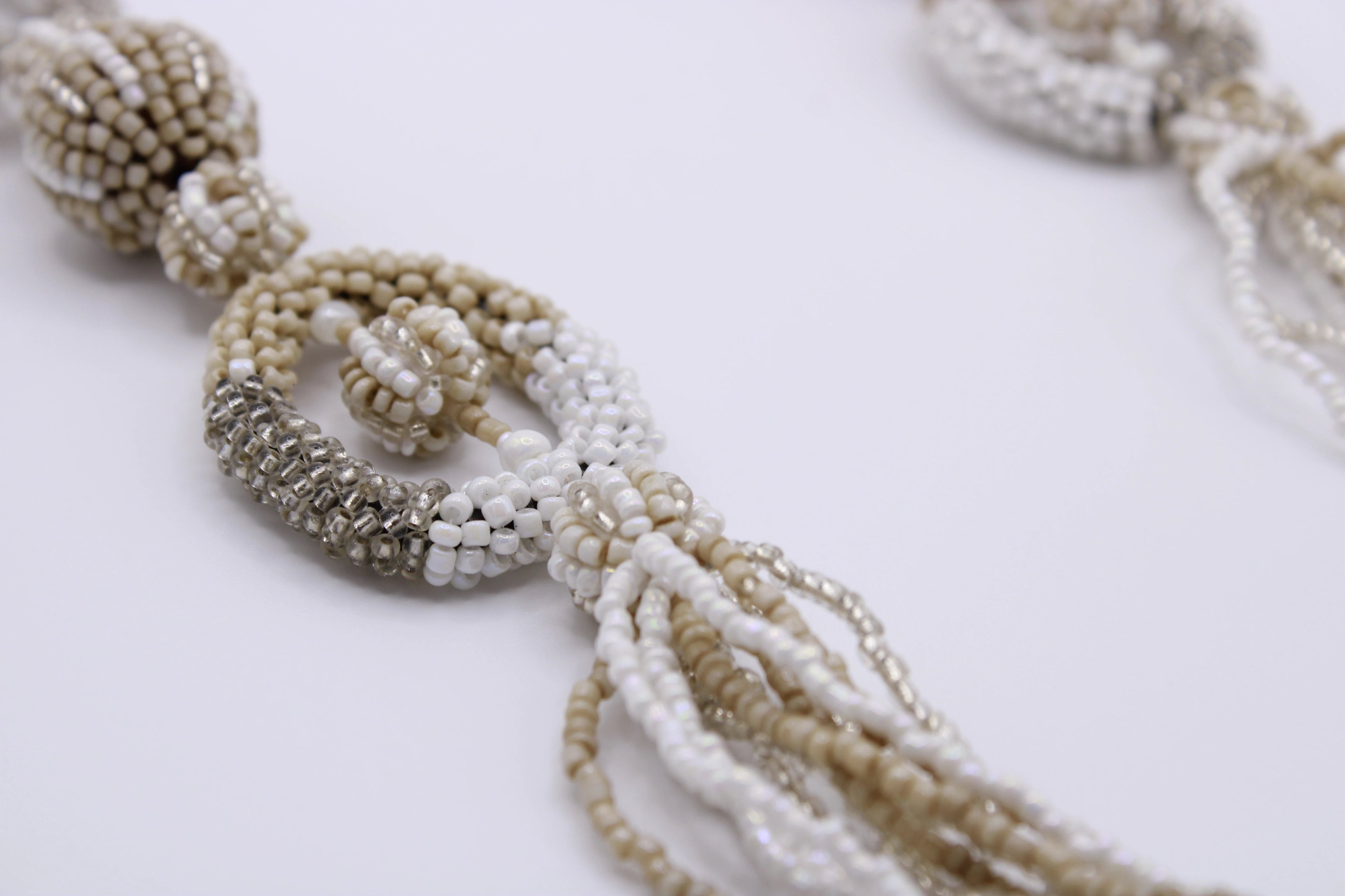 Collana Legame – Collana in perline con elementi intrecciati Surya