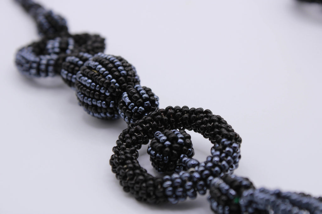 Collana Legame – Collana in perline con elementi intrecciati Surya