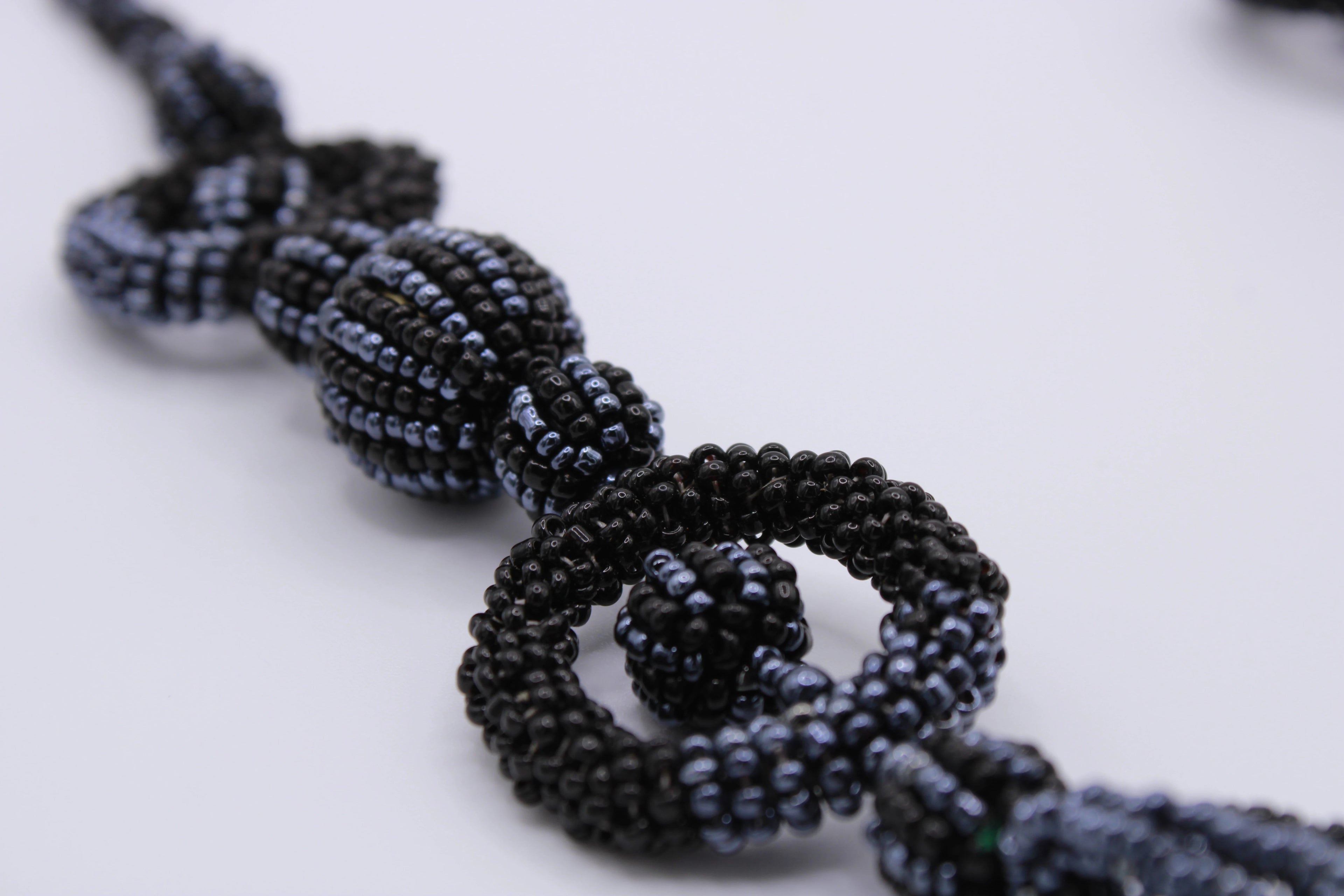 Collana Legame – Collana in perline con elementi intrecciati Surya