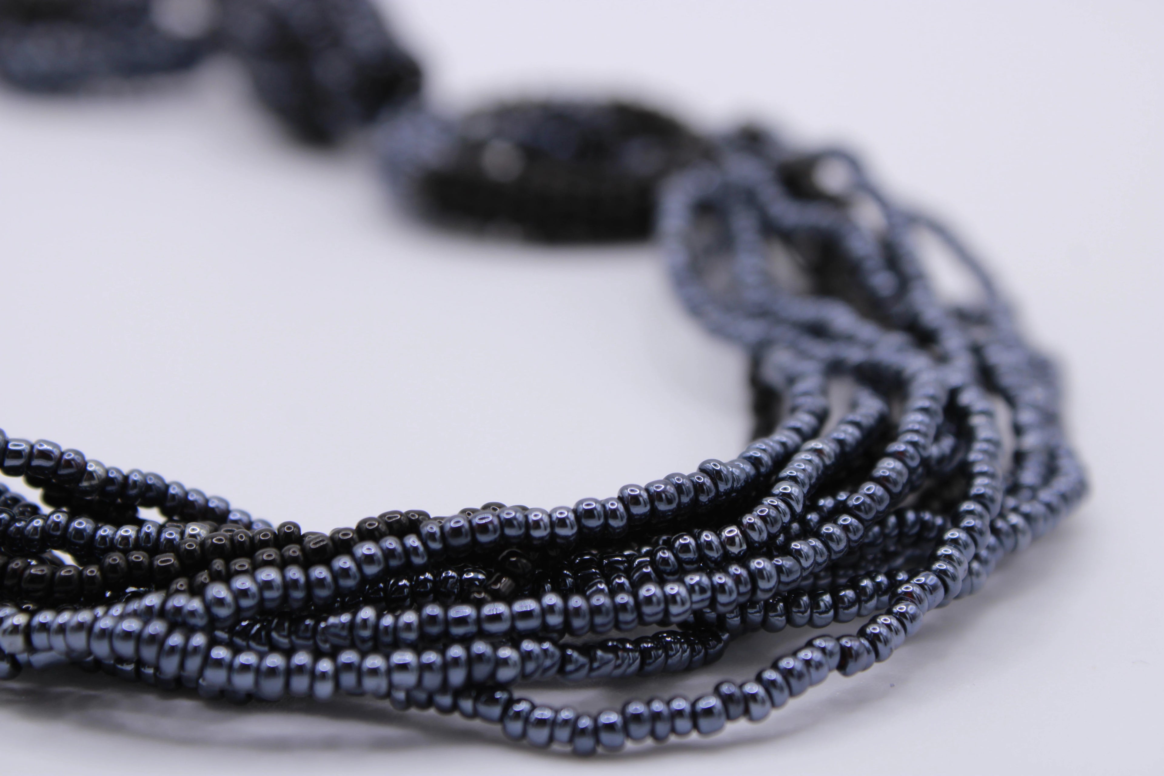 Collana Legame – Collana in perline con elementi intrecciati Surya