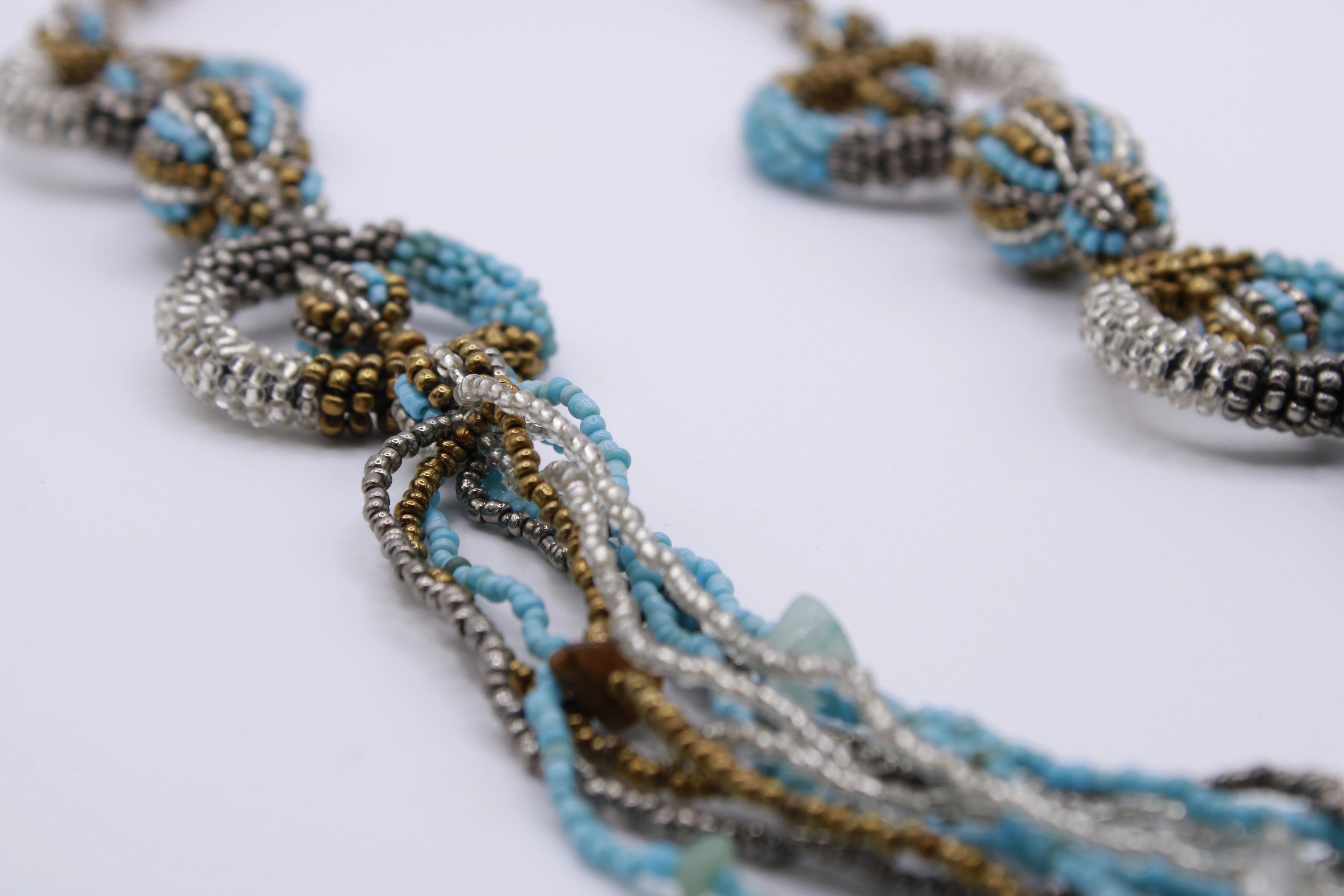 Collana Legame – Collana in perline con elementi intrecciati Surya