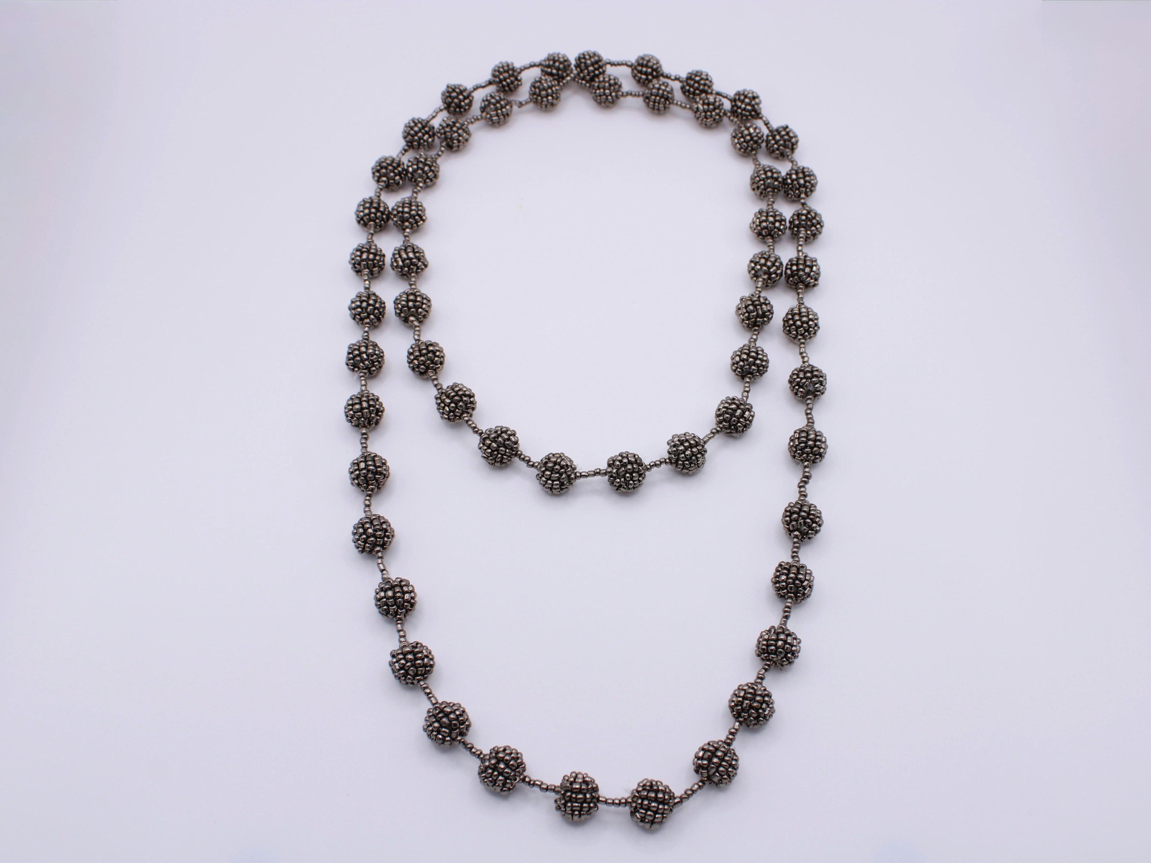 Collana Sfere – Collana lunga in perline con sfere Surya