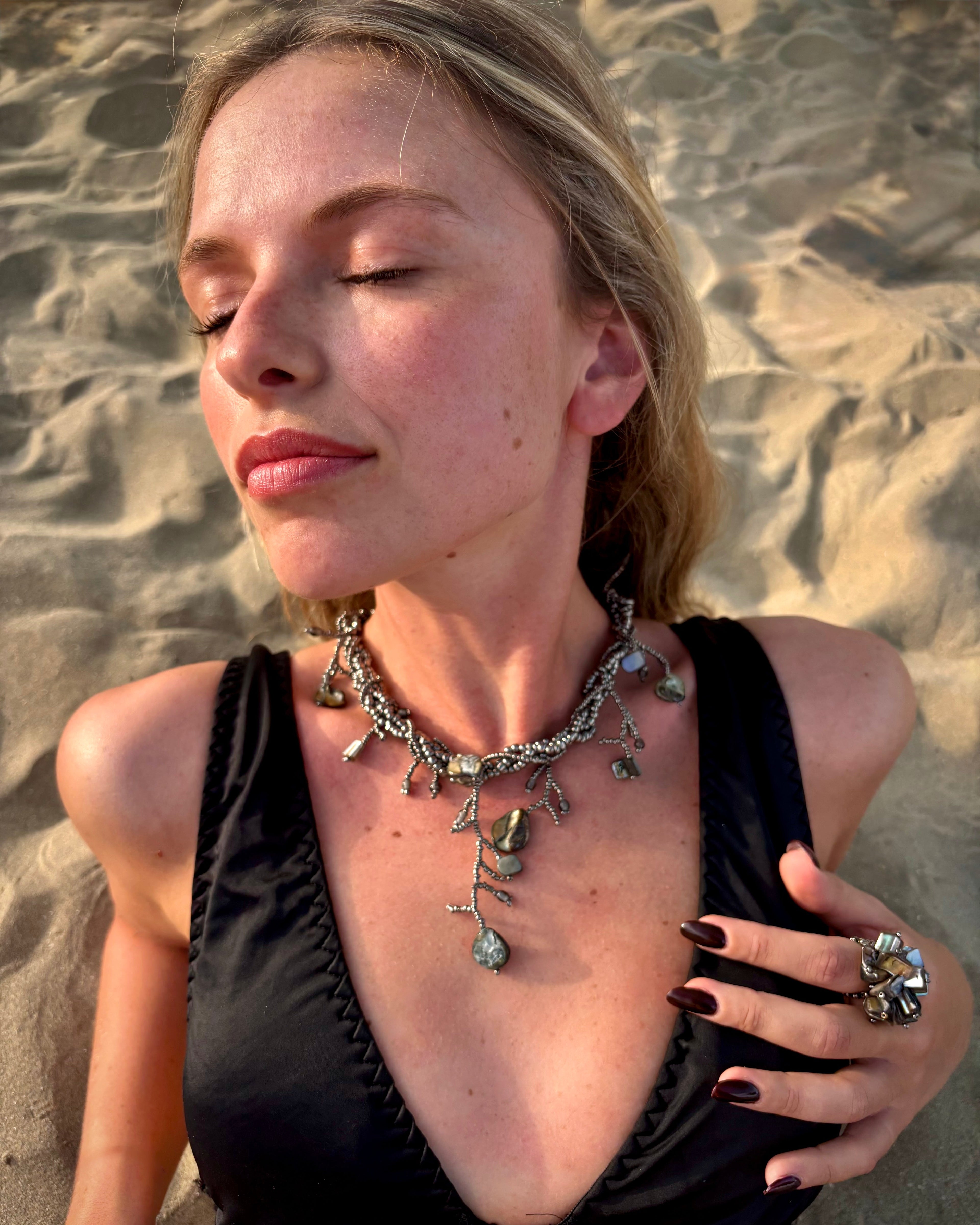 Collana Marina – Girocollo in perline e madreperla Surya